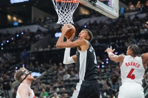 搁这儿练招呢？文班谈空中转身360上篮：我没专门练过 这是第一次