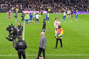 将帅不和？斯彭斯与范德芬赛后无视弗兰克交流，后者一脸懵