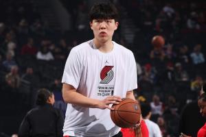 只能坐第二排观战了！杨瀚森未出战 连续第二场被DNP！