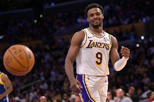 放我投？布朗尼被放投 坚决出手三分空心入网！本赛季首记三分