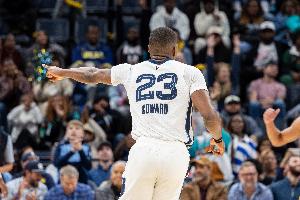 换得值！灰熊11号秀科沃德9投5中 得到17分6篮板2助攻