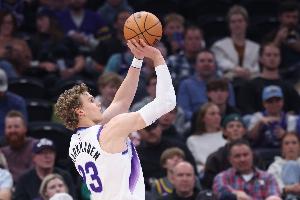 今天挺铁的！马尔卡宁22中8&三分12中3拿到25分 另有4板2断