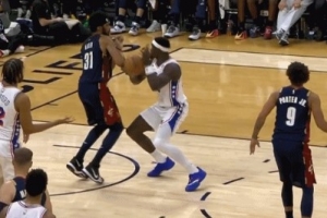 哈哈哈哈蚌埠住了！博纳面对阿伦连续虚晃 最终打到胳膊上失误...