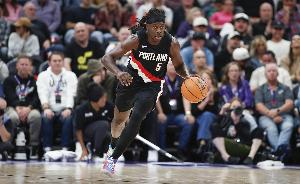 霍勒迪：上一场输湖人是缺乏专注&纪律 手感不佳时我们仍彼此信任