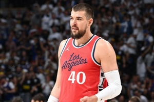 白玉柱已尽力！祖巴茨14中8&罚球8中7 空砍全队最高23分11板两双