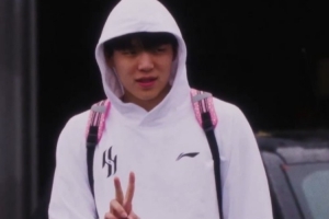 5连客！开拓者晒登机视频 杨瀚森依然背着粉色小书包