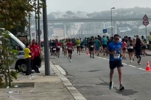 感人一幕朋友身穿若塔球衣参加马拉松，与若塔妻子拥抱