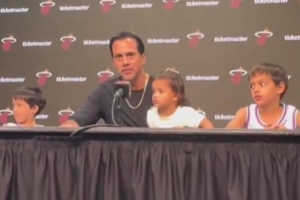 带孩子出席发布会！斯波谈火灾：我们家族向来坚韧 现在一切安好