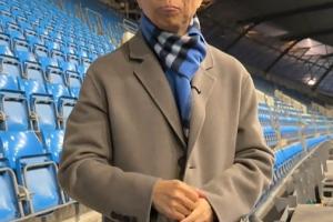 一本正经！詹俊带蓝色围巾：咪咕的待遇比天空电台还要“高”